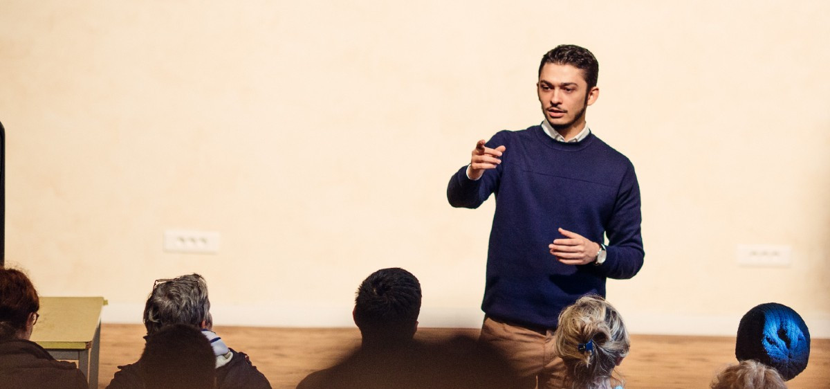 Vocations d’avenir : Ahmet, 24 ans, réduit les inégalités via l’art oratoire