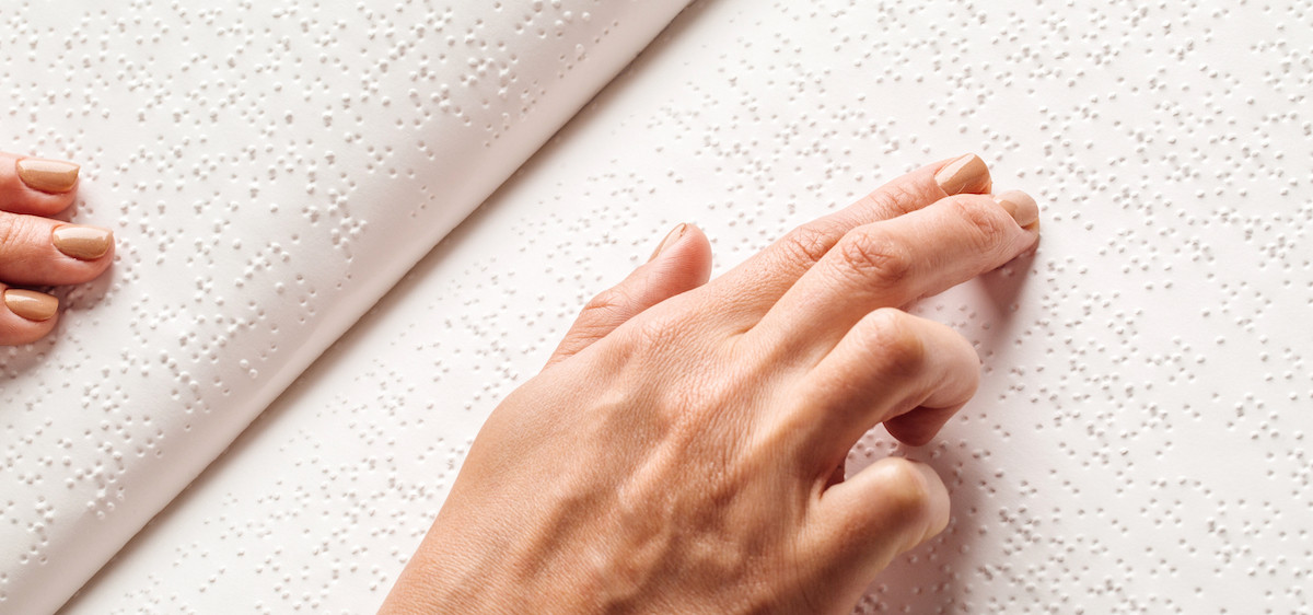 Aveugles et malvoyants : les assistants vocaux menacent-ils l’apprentissage du braille ?