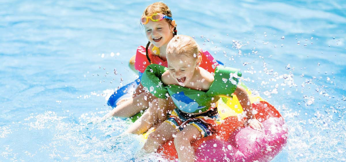 Baignade : à la mer ou à la piscine, que faire si mon enfant boit la tasse ?