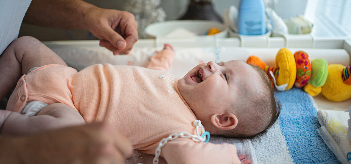 Table à langer : les conseils pour changer bébé en sécurité