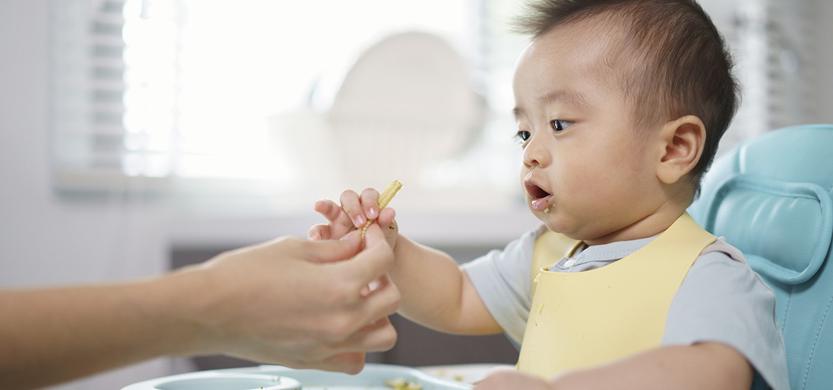 La diversification alimentaire menée par l’enfant : quand et par où commencer ?