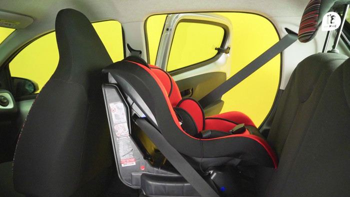 Comment fixer un siège auto pour bébé entre 0 et 15 mois ?