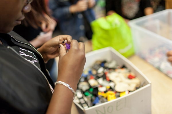 Le jouet solidaire : un cadeau pour les petits, une chance pour les grands !