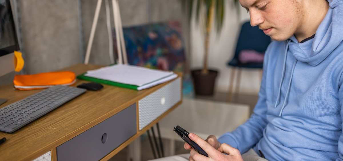 Ados : les dangers de s’éveiller à la sexualité via le porno