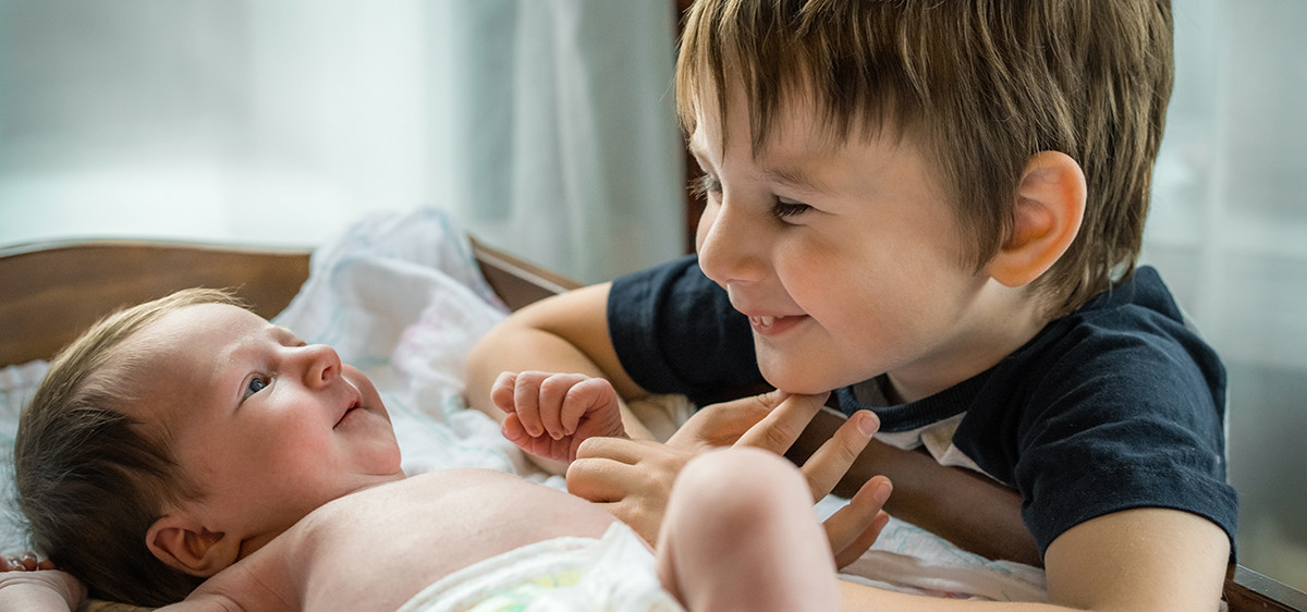 Bébé arrive : comment préparer l’aîné  ?
