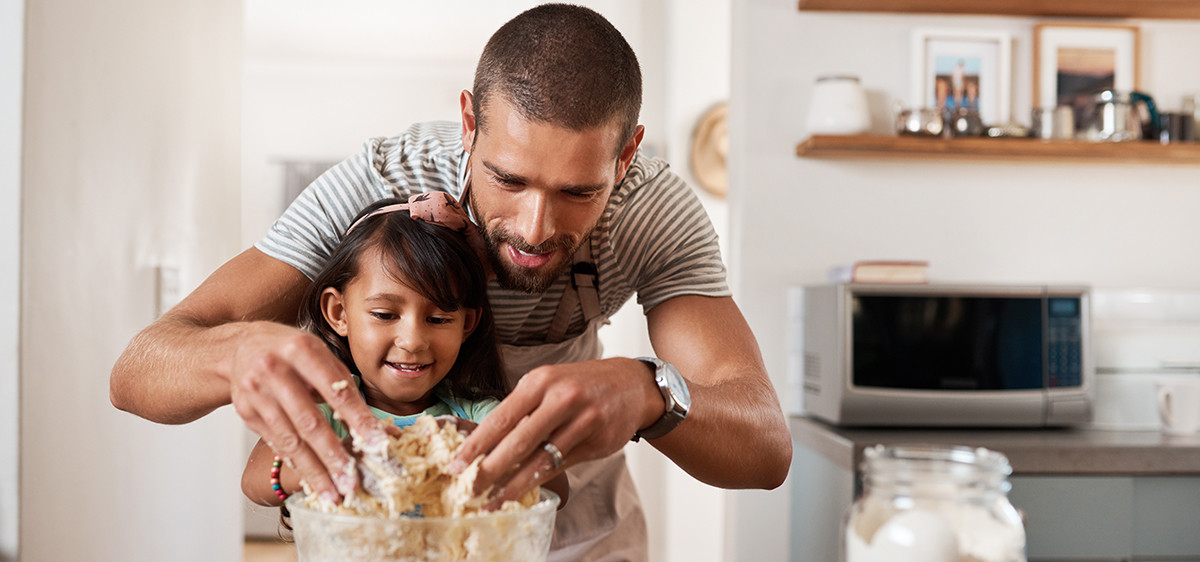 Cuisiner avec ses enfants  : un moyen ludique de renforcer le lien