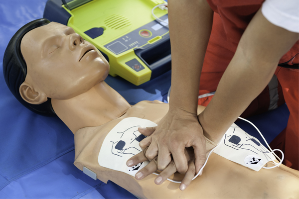 Comment utiliser un défibrillateur ?