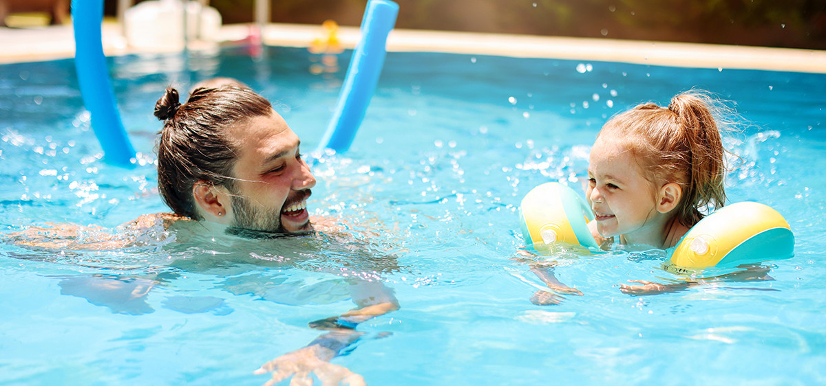 Apprendre à nager à son enfant : à quel âge commencer et comment s’y prendre ?